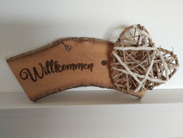 Holzschild „Herzlich Willkommen“
