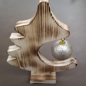 Holzbaum mit Weihnachtskugel