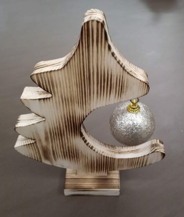Holzbaum mit Weihnachtskugel