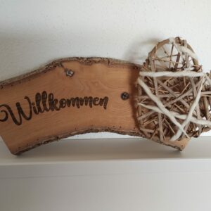 Holzschild „Herzlich Willkommen“